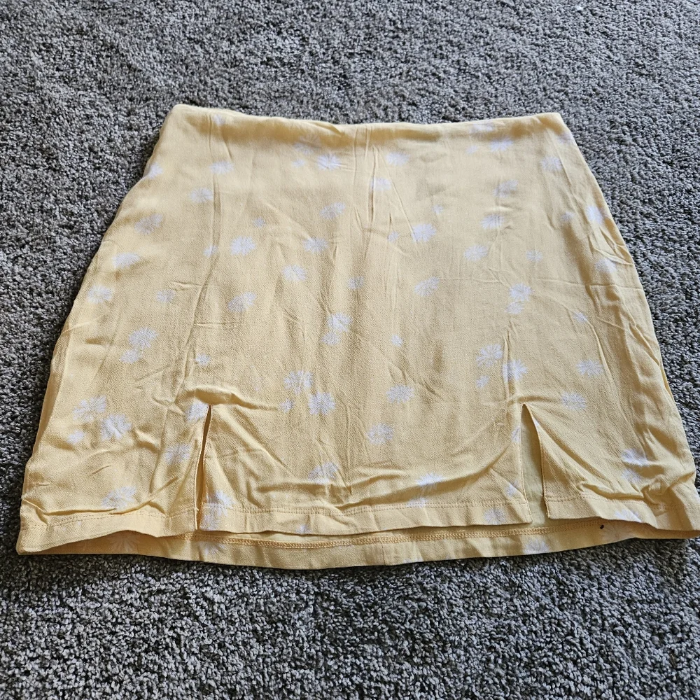 Kendall & Kylie Yellow Sunflower Floral Skirt NWT Size Small. - Picture 1 of 3